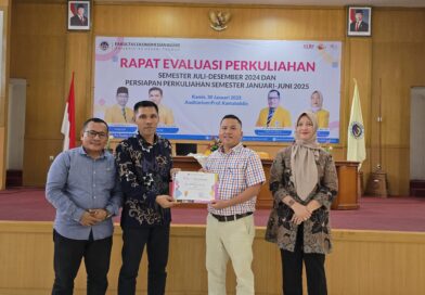 PENGHARGAAN 2 ORANG DOSEN BERPRESTASI DEPARTEMENT ILMU EKONOMI WARNAI ACARA EVALUASI PERKULIAHAN FAKULTAS EKONOMI DAN BISNIS UNP