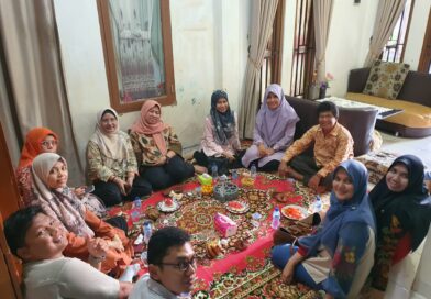 Silaturahmi Lebaran 1446 H: Dosen Ilmu Ekonomi FEB UNP Kunjungi Dosen Senior dalam Kegiatan Halal Bihalal